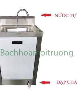 Người dùng có thể khởi động chậu rửa tay tiệt trùng 1 vòi bằng cách sử dụng đạp chân, vòi nước sẽ tự chảy mà không cần động tay vào.