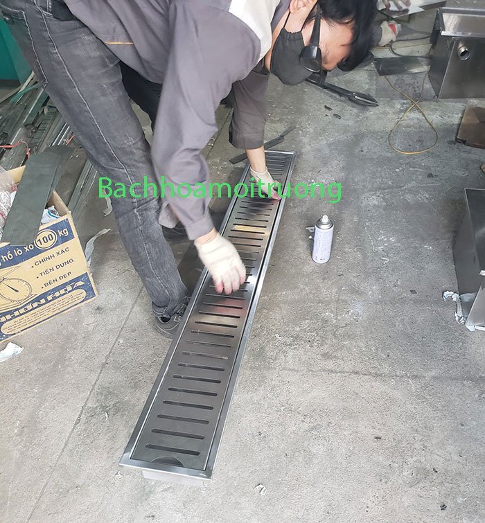 Bách Hóa Môi Trường gia công rãnh thoát nước sàn tại xưởng cho khách hàng