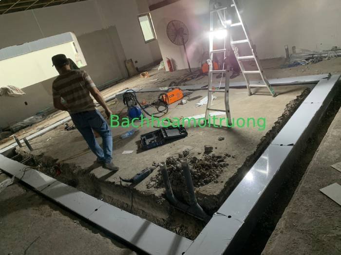 Bách Hóa Môi Trường hỗ trợ khách hàng lắp rãnh thoát nước b300