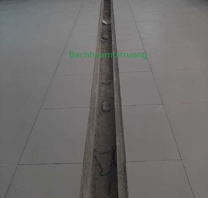 Bạn cần chuẩn bị rãnh sẵn để lắp mương thoát sàn nhà máy vào