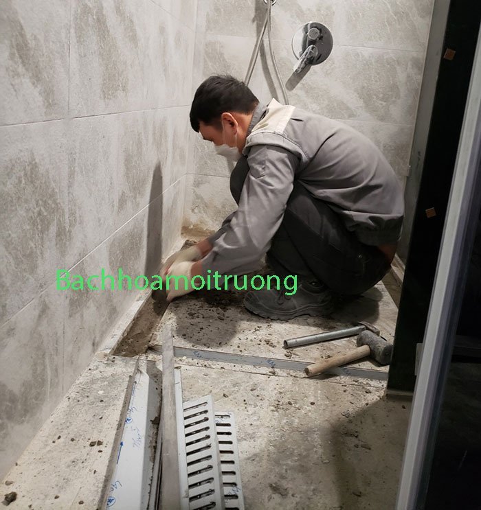 Bạn cần đổ một ít vữa xuống đáy rồi mới lắp thân rãnh thoát nước sàn vào