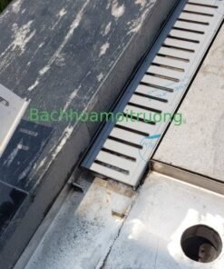 Sau khi đặt thân mương và phễu thoát nước, bạn tiến hành lắp nắp mương thoát nước ngoài trời