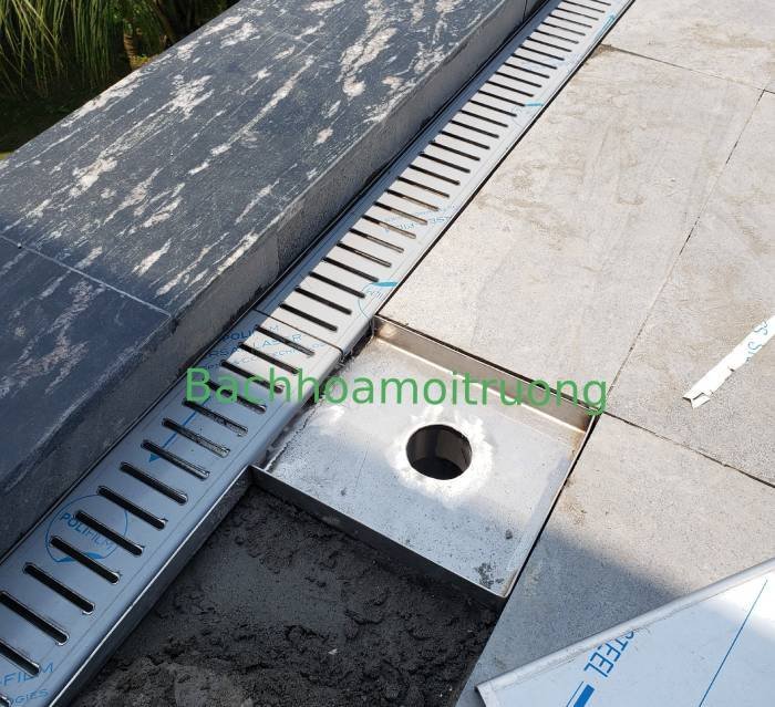 Sau khi lắp đặt xong, bạn có thể lát gạch sát mương thoát nước để tăng tính thẩm mỹ cho sân thượng