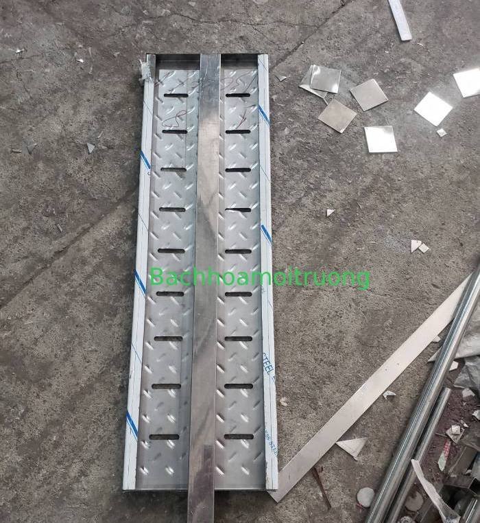 Nắp rãnh thoát nước b200 thường được Bách Hóa Môi Trường gia công thêm khung đỡ để tăng tính chịu lực