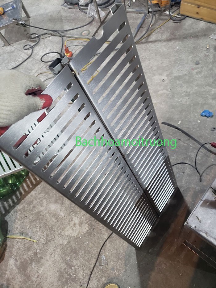 Nắp rãnh thoát nước inox đã được Bách Hóa Môi Trường gia công, hoàn thiện xong tại xưởng