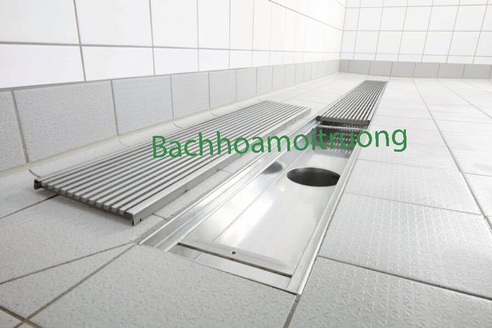 Bạn chỉ cần đặt nắp rãnh thoát nước lên trên thân mương và cố định là xong