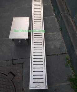 Rãnh thoát nước  sân vườn của Bách Hóa Môi Trường có vẻ ngoài sáng bóng và giàu tính thẩm mỹ