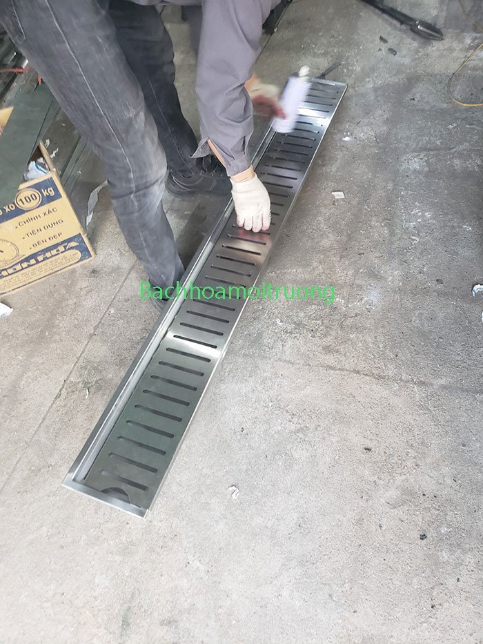 Bách Hóa Môi Trường hoàn thiện việc gia công rãnh thoát nước b200 trước khi giao cho khách hàng