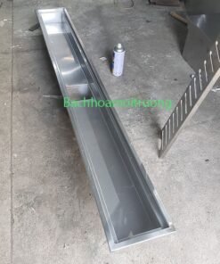 Thân rãnh thiết kế đơn giản, dáng chữ U dài giúp tăng khả năng trữ nước và đảm bảo sự lưu thông thông suốt của dòng chảy.