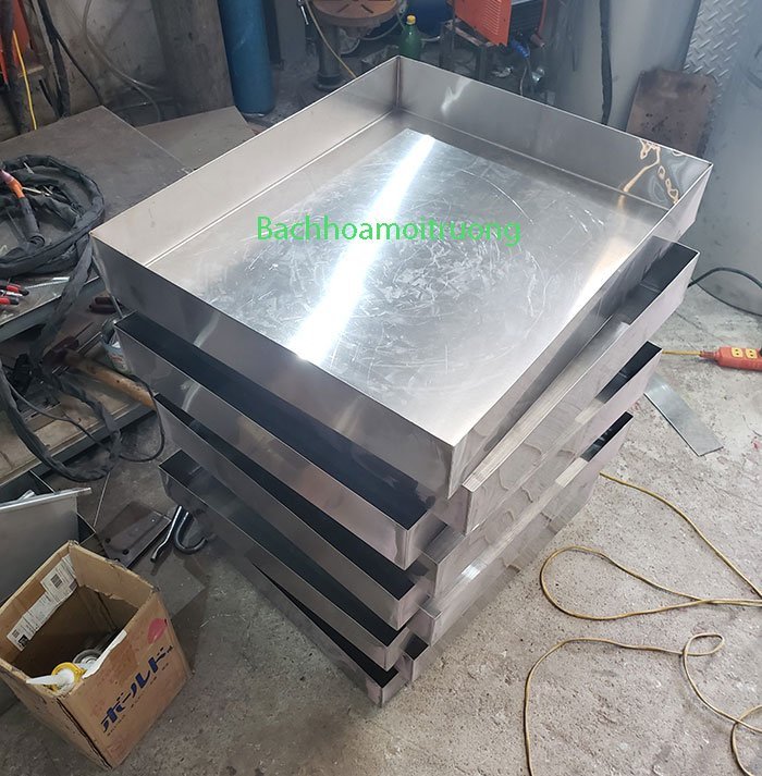 Bách Hóa Môi Trường là đơn vị trực tiếp gia công khay inox chữ nhật và phân phối đến khách hàng