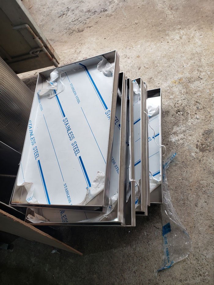 Khay inox 30x40 sau khi gia công xong sẽ được Bách Hóa Môi Trường đóng gói rồi mới giao tới tận tay khách hàng