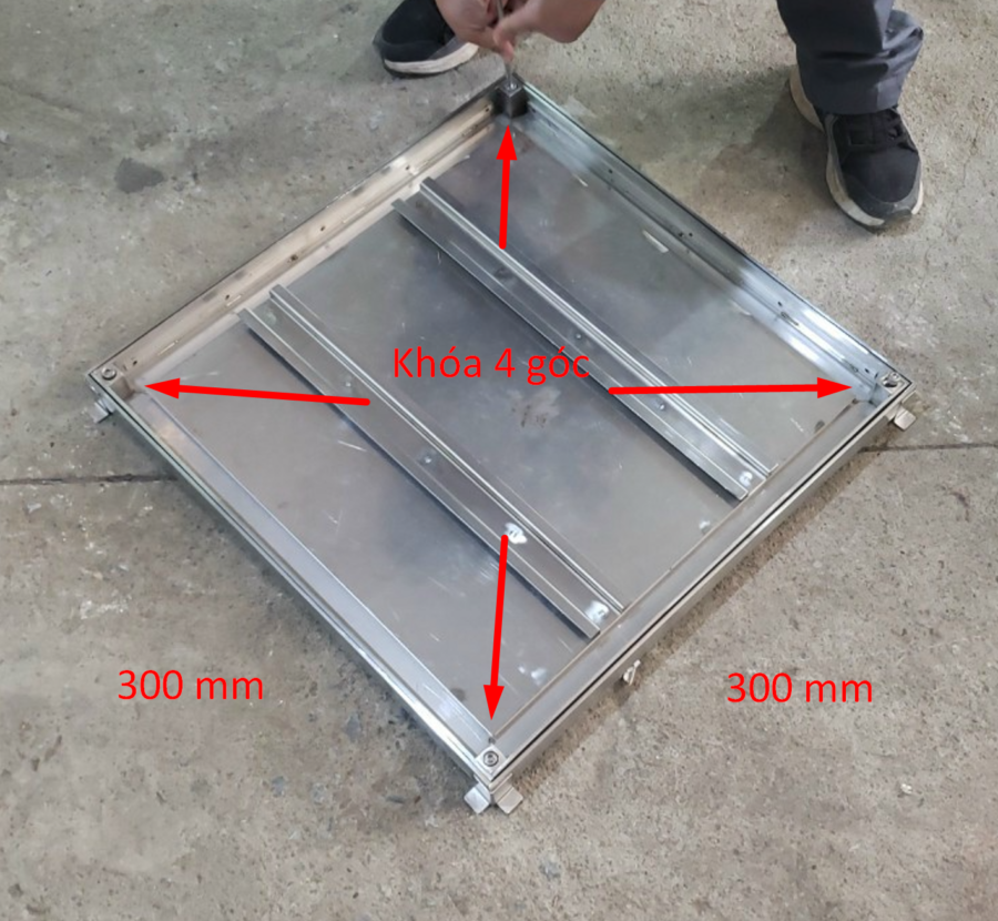 Thiết kế khóa 4 góc của nắp chờ hút bể phốt 300x300 mm