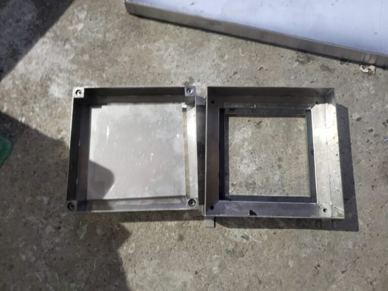 Nắp chờ hút bể phốt 250x250 mm được làm bằng inox 304 nên sáng bóng, không han gỉ