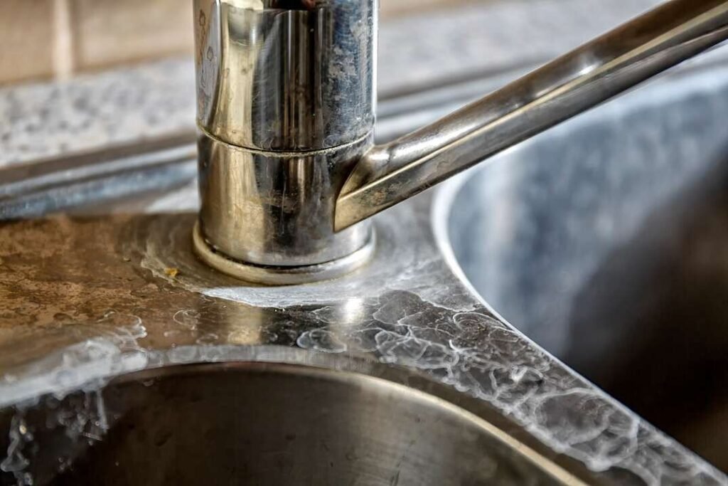 Một trong những dấu hiệu đơn giản nhận biết nước cứng là thông qua thiết bị dẫn nước  