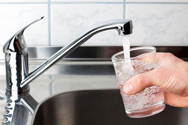 Phương pháp sử dụng các bộ lọc như: bộ lọc vòi hoa sen, bộ lọc vòi bếp có hệ thống trao đổi ion để làm mềm nước cứng  