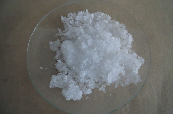 Ba(OH)2 làm mềm nước cứng tạm thời bằng cách phản ứng với các ion Ca2+ và Mg2+ trong nước để tạo thành các kết tủa không tan, lắng xuống đáy 