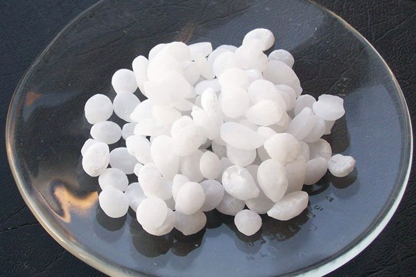 Chất NaOH làm mềm nước cứng tạm thời bằng cách phản ứng với các ion Ca2+ và Mg2+ trong nước để tạo thành các hợp chất tan trong nước  