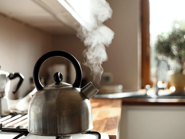 Đun sôi nước giúp xử lý nước cứng tạm thời một cách đơn giản, dễ thực hiện 