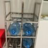 Kệ để bình nước 4 tầng là một giải pháp lưu trữ cực kỳ tiện lợi và gọn gàng