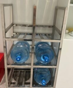 Kệ để bình nước 4 tầng là một giải pháp lưu trữ cực kỳ tiện lợi và gọn gàng
