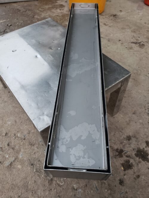 Vỉ thoát sàn inox sở hữu nhiều ưu điểm nổi bật về độ bền, hiệu quả thoát nước