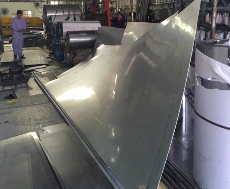 Gia công inox tấm là quá trình chế tác các tấm inox thành hình dạng, kích thước mong muốn
