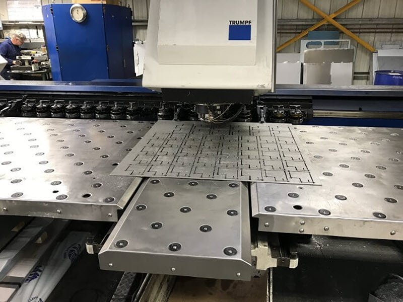 Gia công bản mã là quy trình tạo ra những tấm bản mã theo yêu cầu kỹ thuật 